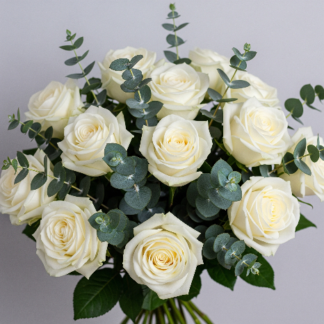 Bouquet de roses blanches et eucalyptus
