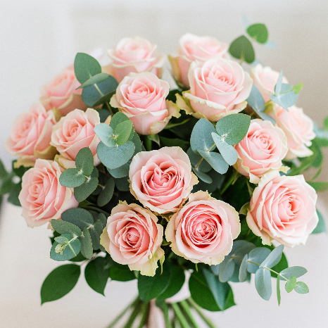 Bouquet de roses roses et eucalyptus