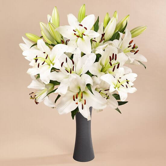 Weiße Lilie und Vase – Blumenlieferung Schweiz